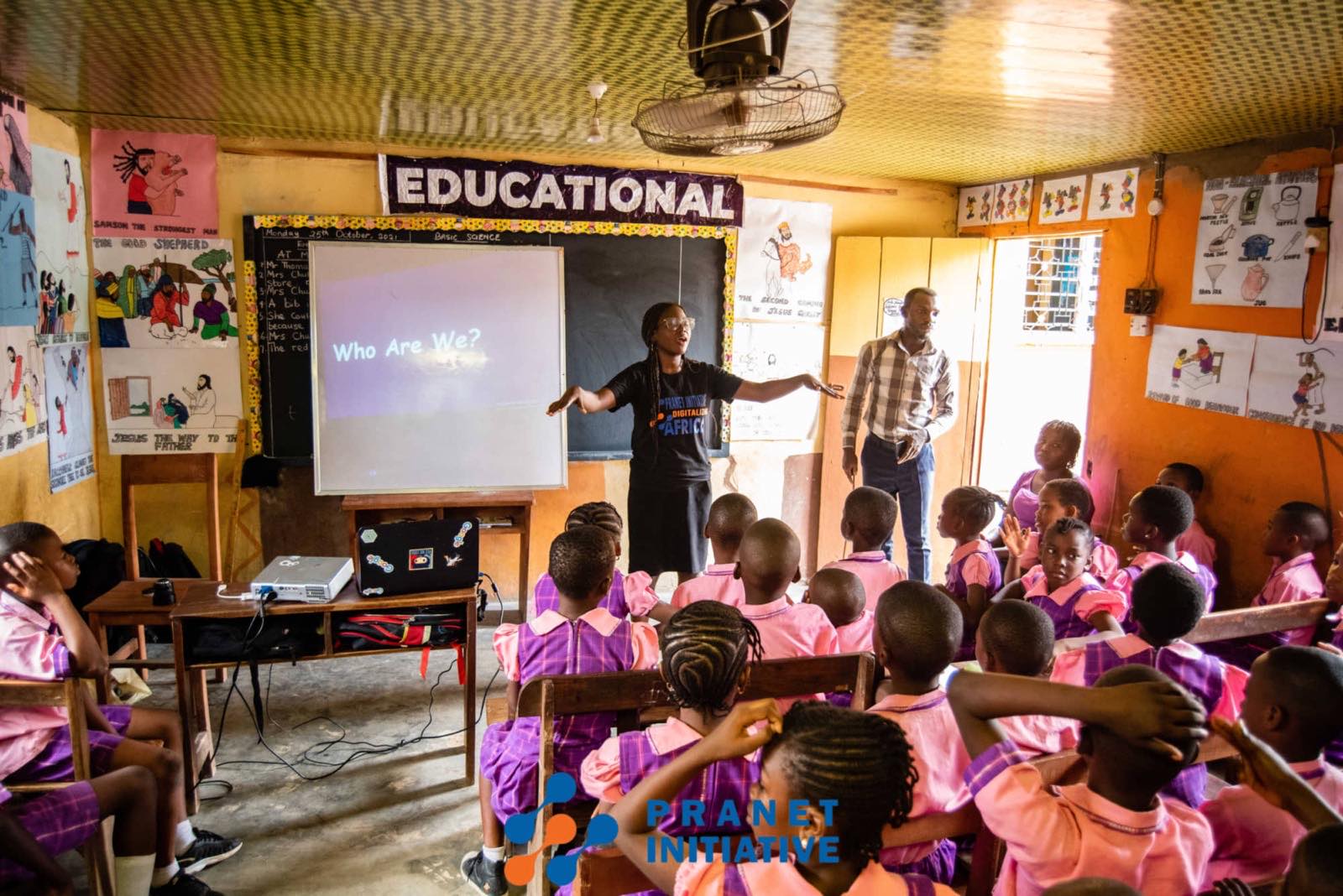 A tech lesson projected at the front of a classroom