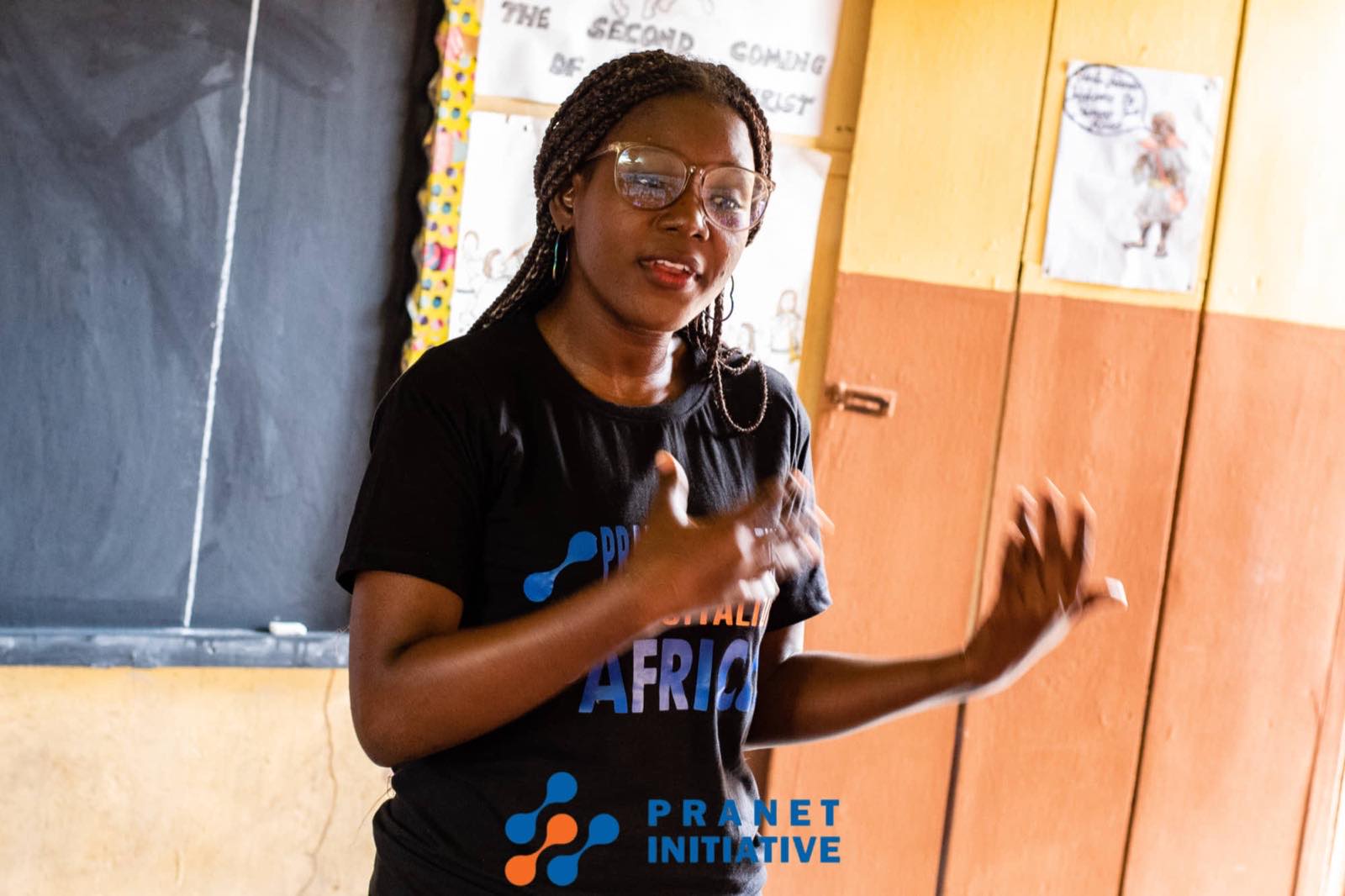 An educator explaining a concept to her class